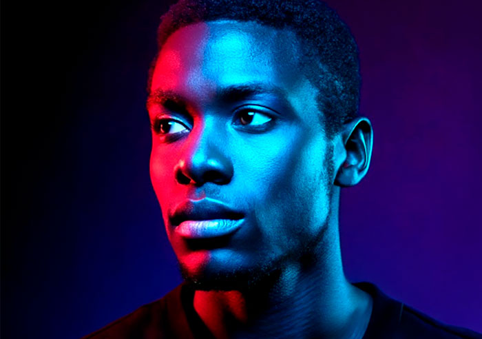 Beispiel für gute Bildbearbeitung: Porträt eines jungen Mannes in leuchtenden Farben.