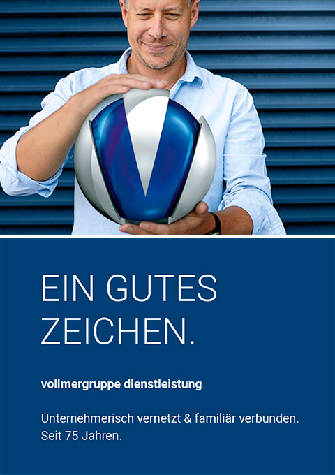 Internetseite mit Bild und Text: Ein Kunde hält das Firmenlogo seines Dienstleistungsunternehmens zufrieden in den Händen, ein gutes Zeichen.